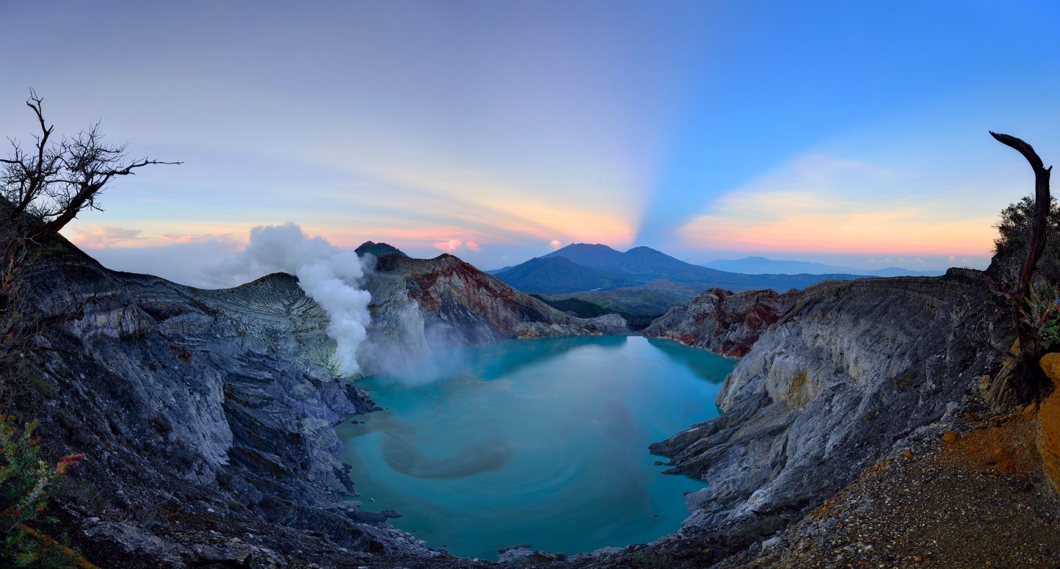 Menaklukkan Keindahan Kawah Ijen: Petualangan Blue Fire dan Pesona Alam Bersama BOI Tour & Travel