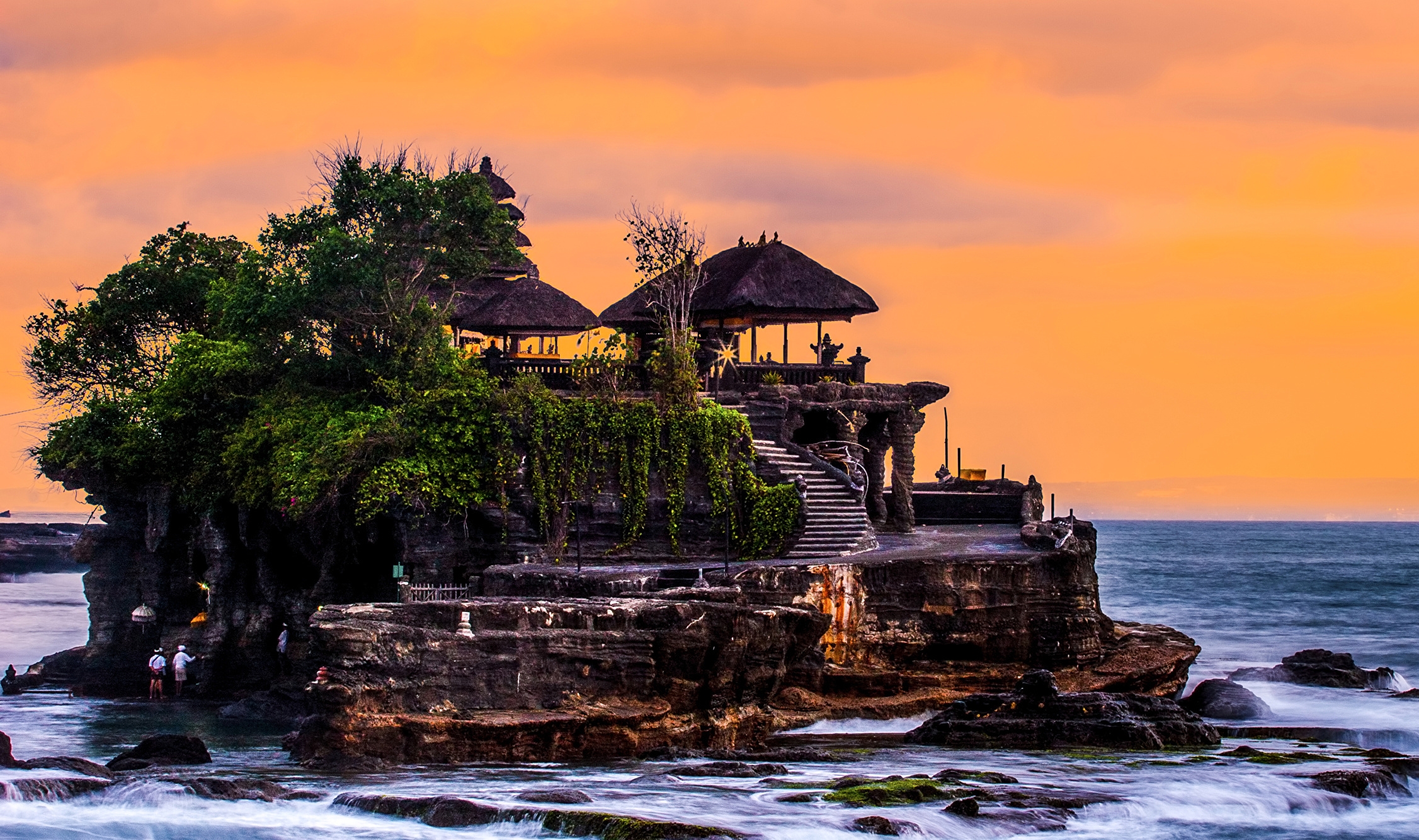 Pesona Tanah Lot: Destinasi Ikonik Pura di Atas Batu Karang