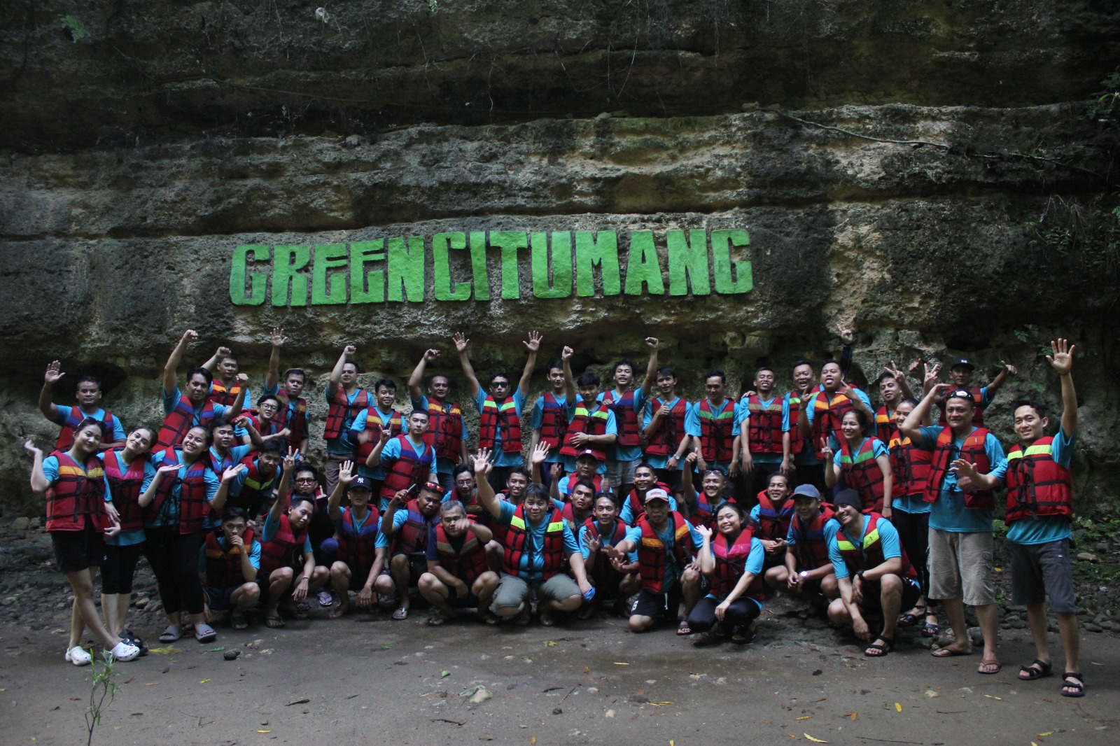 Petualangan Tak Terlupakan di Pantai Pangandaran: Kebersamaan Team The Luxton Hotel Bandung Bersama BOI Tour & Travel